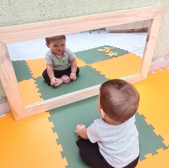 Espaço reflexivo infantil: criando um cantinho com espelho montessoriano e barra de apoio