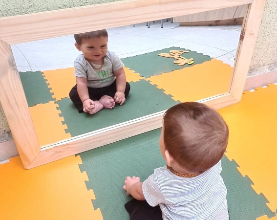 Espaço reflexivo infantil: criando um cantinho com espelho montessoriano e barra de apoio